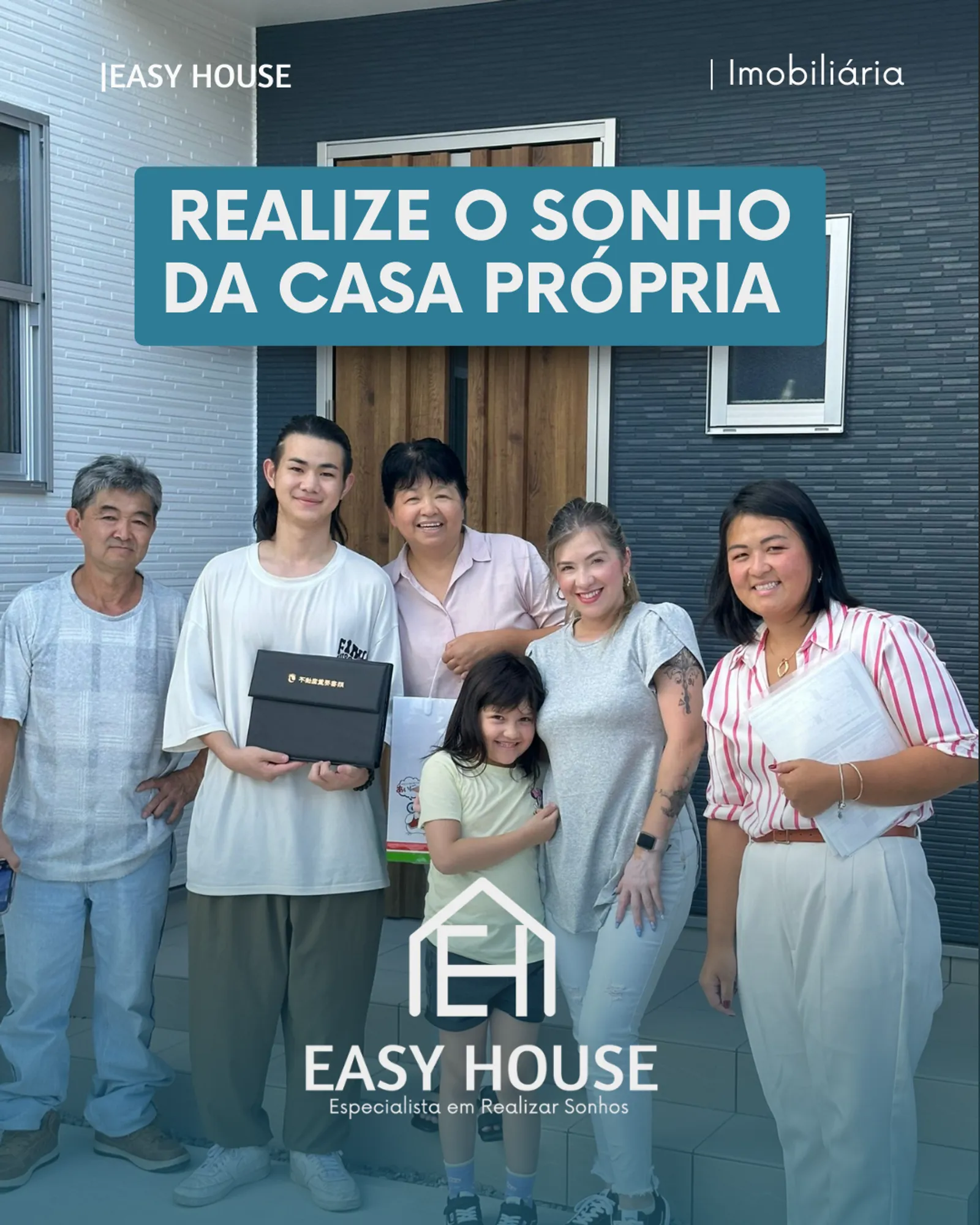 Família de seis pessoas, com uma criança, em frente à porta da casa nova, segurando a pasta dos documentos. Texto na imagem: "Realize o sonho da casa própria — Easy House".